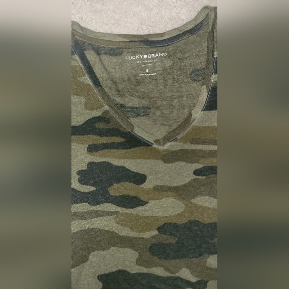 LUCKY BRAND Camo V-Neck T-Shirt: women's Size SMALL, stretch - Picture 4 of 4